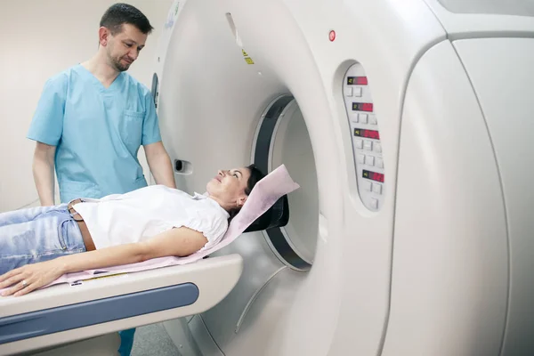 Mulher Paciente Deitado Máquina Imagem Ressonância Magnética — Fotografia de Stock