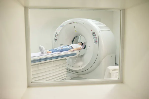 Kijk Door Het Raam Vrouw Patiënt Doet Magnetische Resonantie Beeldvorming — Stockfoto