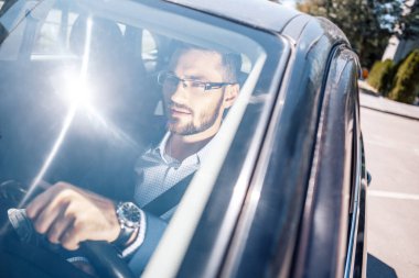 Arabadaki iş adamı. Çapraz yönelim