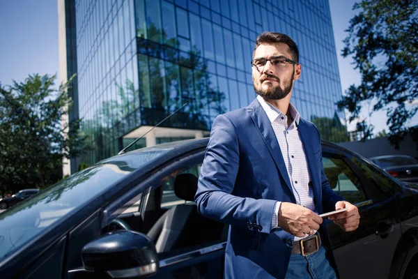 Beslutsam Ung Affärsman Står Nära Bilen Kontorsbyggnad Mot Bakgrund — Stockfoto