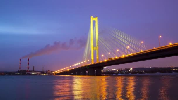 Verlichte Bridge in de schemering — Stockvideo