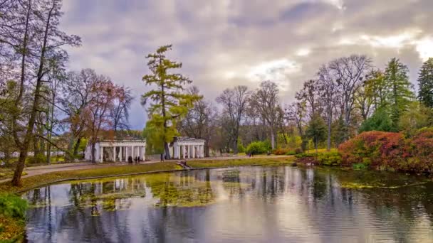 Nubes sobre el lago — Vídeos de Stock