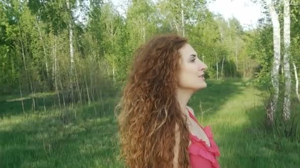 Cantando mujer en el bosque — Vídeo de stock