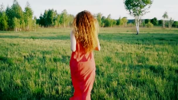 Mujer en un vestido rojo se escapa — Vídeo de stock