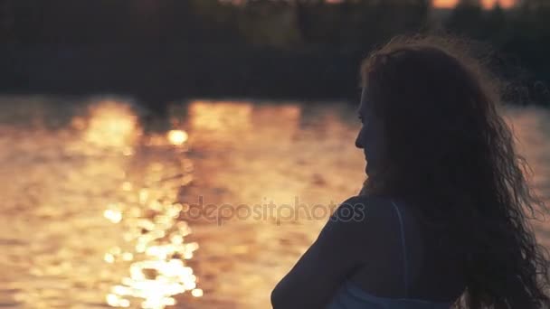Femme regardant le coucher du soleil — Video