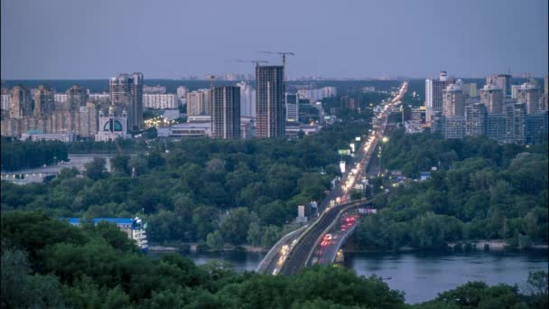 Мост метро в Киеве в сумерках — стоковое видео