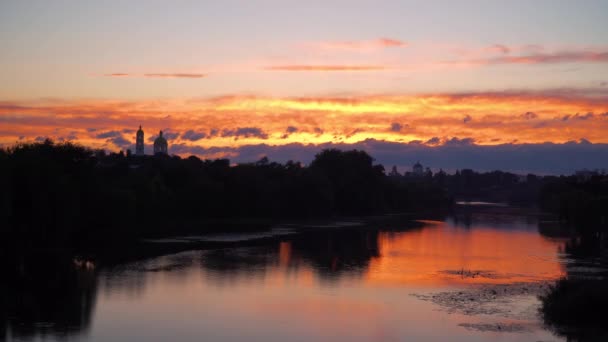 Kościół prawosławny, w pobliżu rzeki i pochmurnego nieba Timelapse — Wideo stockowe