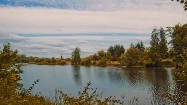 Nuages sur la rivière en automne Timelapse 
