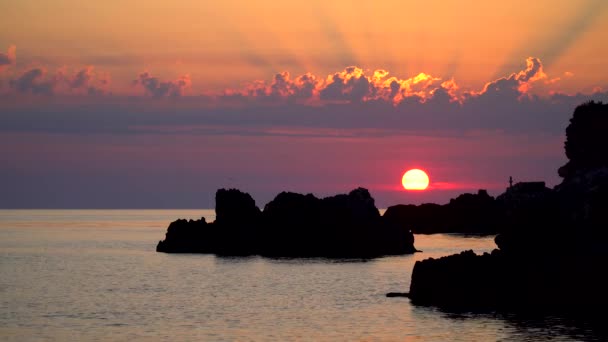 Sonnenuntergang über dem Meer mit Felsen und Wolken — Stockvideo