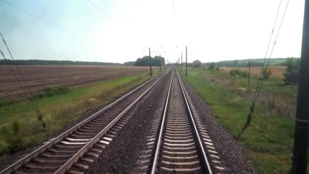 在夏天中向前运动的铁路 — 图库视频影像