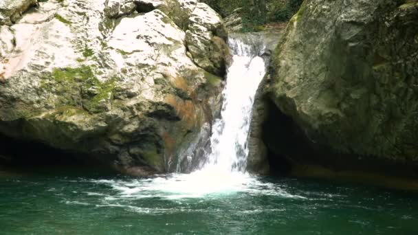 Водопад на горной реке Крым — стоковое видео
