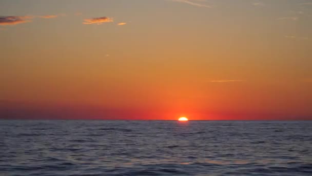 Coucher de soleil sur la mer — Video