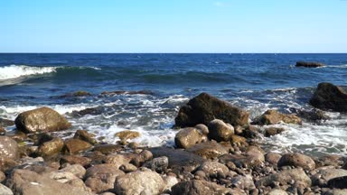 Dalgalar deniz taşlı sahilde break