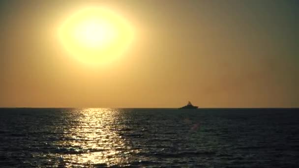 Schiff und Sonnenuntergang über dem Meer — Stockvideo