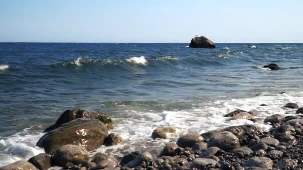 Las olas del mar rompen en la costa pedregosa — Vídeo de stock