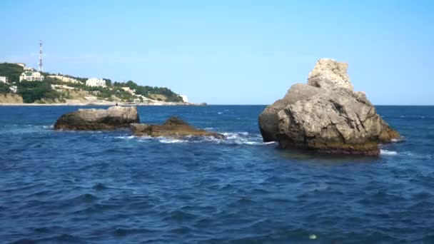 多岩石的海岸线附近雅尔塔克里米亚 — 图库视频影像