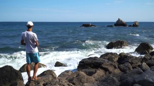 Gradvis visas familjen på stranden — Stockvideo