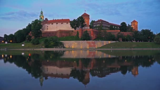 Wawel Architectural Complex no rio Vístula em Cracóvia — Vídeo de Stock