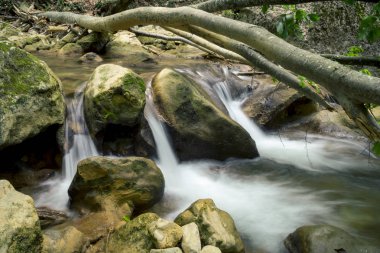 Şelale bir dağ Kırım Nehri üzerinde