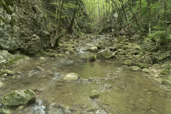 Şelale bir dağ Kırım Nehri üzerinde