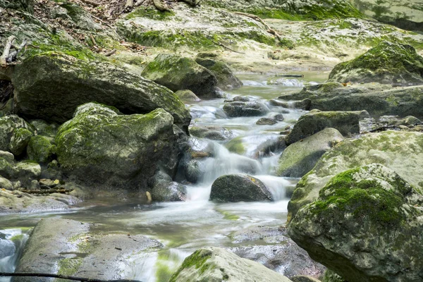 Şelale bir dağ Kırım Nehri üzerinde