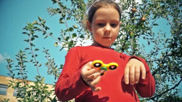 Criança jogando popular Fidget Spinner Toy — Vídeo de Stock