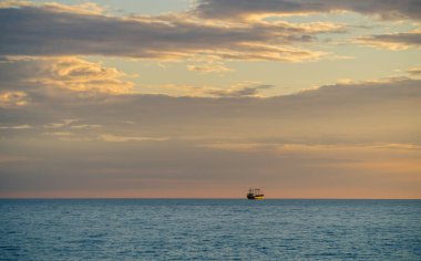 Gemi ve bulutlu gökyüzü günbatımı denize