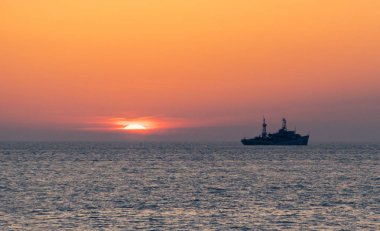 Gemi ve gün batımı denizin üzerinde