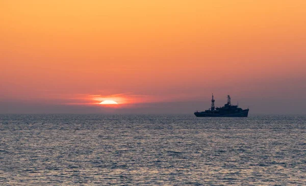 Navio e pôr do sol sobre o mar Imagens De Bancos De Imagens Sem Royalties