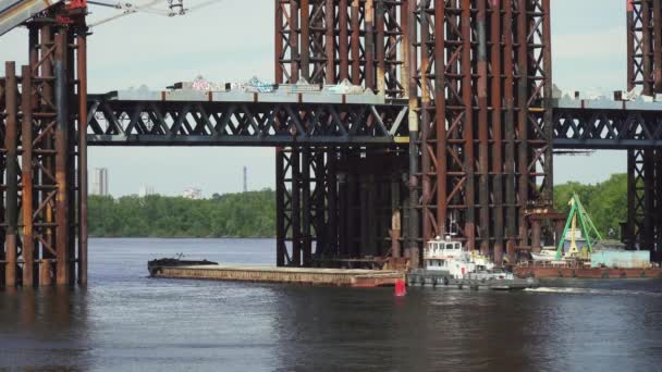 Barge schwimmt in der Nähe der Brückenkonstruktion — Stockvideo