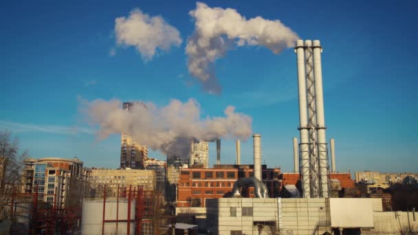 Termal Kraftwerk Rauch in der Nähe Wohngebiet Kiev Stadt — Stockvideo
