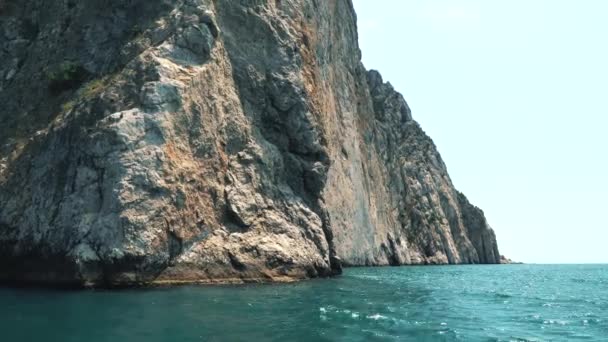 Krim bergen rotsachtige kustlijn — Stockvideo
