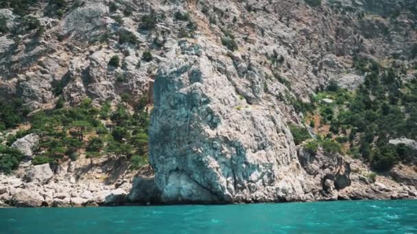 克里米亚山脉多岩石的海岸线 — 图库视频影像