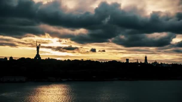 キエフ ・ ペチェールシク大修道院と夕焼け雲のタイムラプス — ストック動画