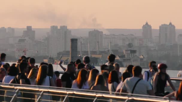 People walking on a city foot bridge — Stock Video