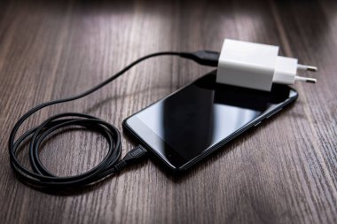 akıllı telefon kabloyla şarj cihazına bağlandı