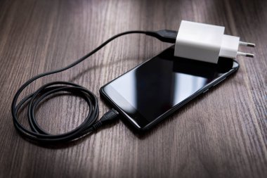 akıllı telefon kabloyla şarj cihazına bağlandı