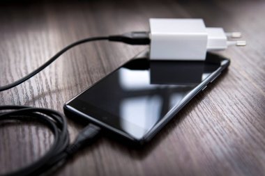 akıllı telefon kabloyla şarj cihazına bağlandı