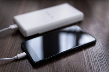 akıllı telefon taşınabilir şarj güç bankasına bağlandı