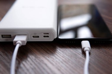 akıllı telefon taşınabilir şarj güç bankasına bağlandı