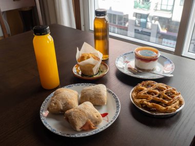 Meyve suyu ve kekle iştah açıcı bir kahvaltı. Çörek..