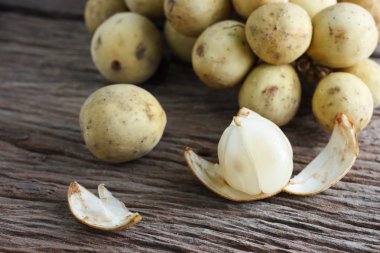 Longkong (Lansium parasiticum) ahşap arka plan, tropikal meyve üzerinde