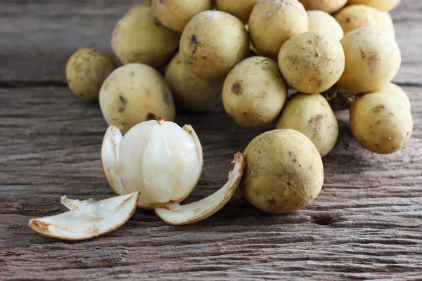 Longkong (Lansium parasiticum) ahşap arka plan, tropikal meyve üzerinde