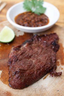 Sığır eti biftek ahşap arka plan üzerinde