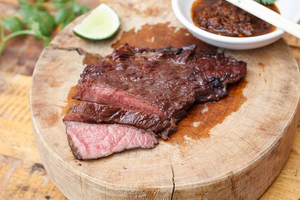 Steak de boeuf sur fond de bois Image En Vente