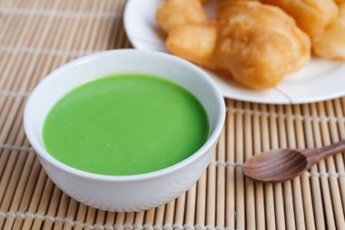 Pandan Hindistan cevizi krema sosu ve Çin ekmek sopa