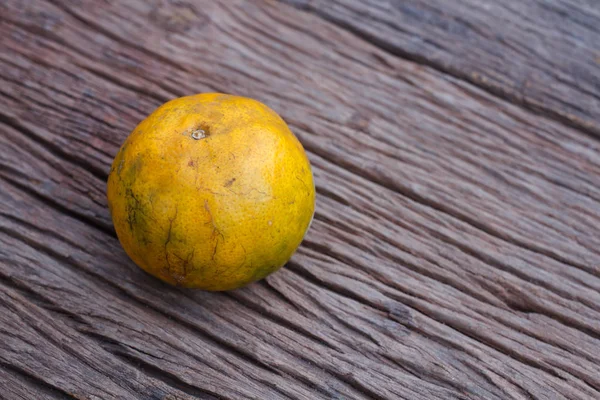 The orange on wooden background — Stock Photo, Image