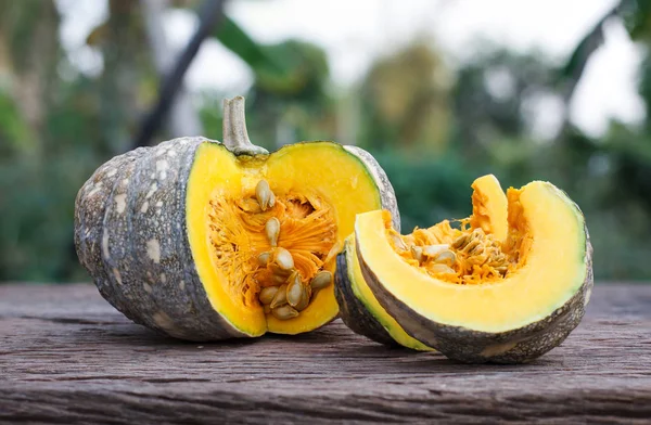 Ahşap arka plan üzerinde Tay kabak