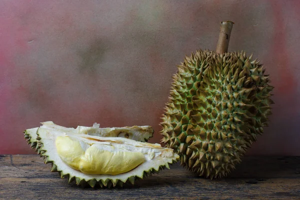Natürmort kavramı, Durian ahşap arka plan üzerinde