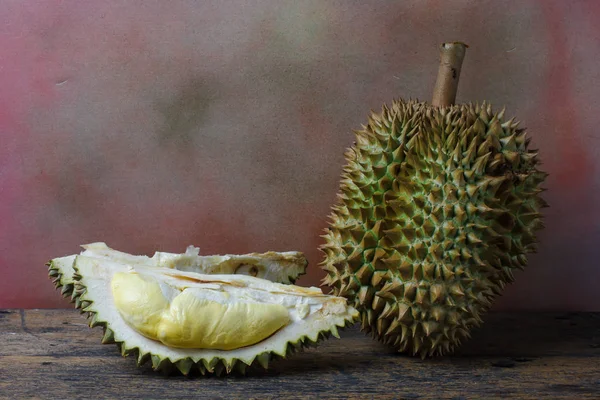 Concept nature morte, Durian sur fond bois Photo De Stock